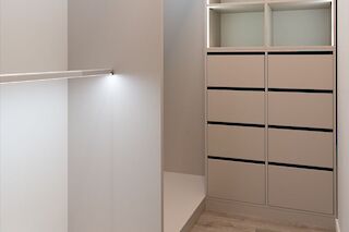 Offener Kleiderschrank