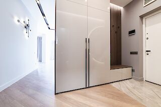 Geschlossener Kleiderschrank, Kommode, Nachttisch